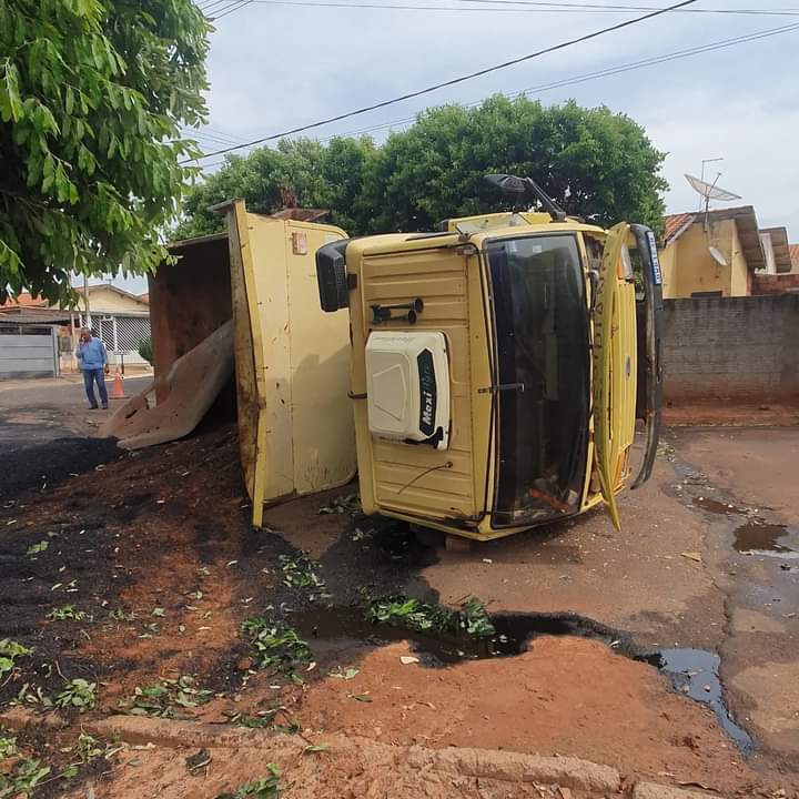 Caminhão da Prefeitura Municipal de Meridiano tomba por falta de freio